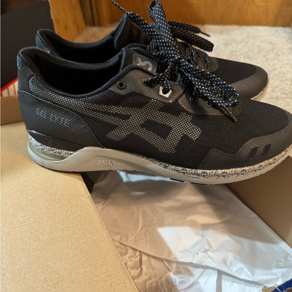 ASICS Men's Black and Gray Athletic Shoes